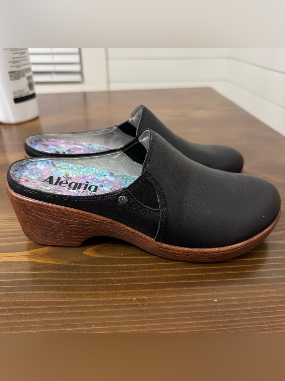 Alegria sereniti obsidian leather clogs